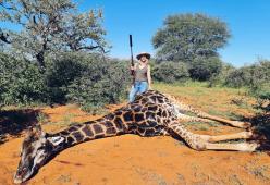 Uccide una giraffa e le strappa il cuore mostrandolo su Facebook