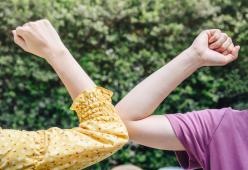 Il saluto col gomito non è (più) sicuro: l'OMS mette in guardia