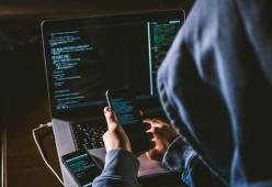  Derubato di 55.000 euro tramite un SMS trappola: due hacker denunciati