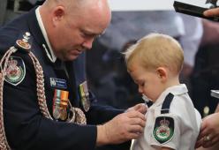 A 2 anni riceve la medaglia per il papà pompiere ucciso dai roghi in Australia