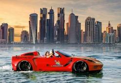 Le automobili che sfrecciano sull’acqua: tutti pazzi per la nuova moda
