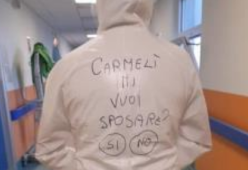 Proposta di matrimonio sulla tuta anti-Covid: "Carmelì, mi vuoi sposare?"