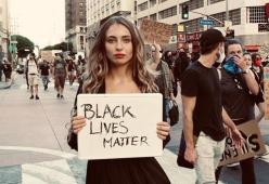 Black Lives Matter, influencer accusata di partecipare alle proteste solo per farsi foto: “Ora ricevo minacce di morte”