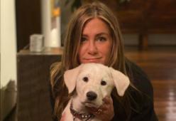 Chi è l'uomo misterioso sdraiato alle spalle di Jennifer Aniston? 
