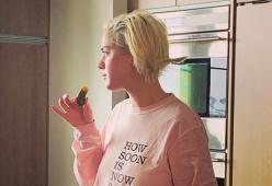 Katy Perry in quarantena si mostra in versione casalinga (e con la ricrescita)