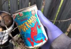 Come sono ridotti gli spaghetti Spider-Man di 25 anni fa? Un ragazzo apre il barattolo e lo mostra sui social