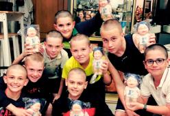 Bimbo ha la leucemia, i compagni di classe si radono a zero per solidarietà 