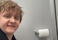 Grammy Awards 2020: Lewis Capaldi seduto sul water prima del red carpet