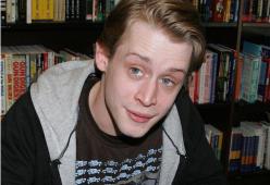 Macaulay Culkin difende Michael Jackson: "Non mi ha mai violentato"