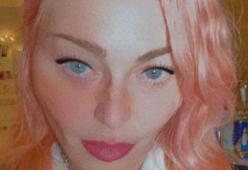 Madonna è un'altra persona con i capelli rosa e gli zigomi pronunciati