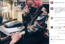 Madonna fa il suo primo tatuaggio (a 62 anni)