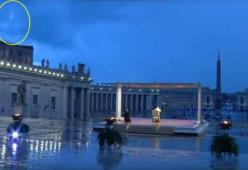 Apparizione della Madonna durante la benedizione del Papa? Il video è virale