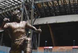 Napoli vuole ricordare Maradona con una statua e una piazza a suo nome