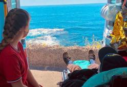 Ambulanza si ferma in riva al mare per esaudire il desiderio di un malato: la foto commuove