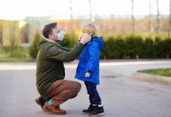 Da venerdì diremo addio alle mascherine all’aperto