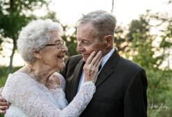 Festeggiano 60 anni di matrimonio indossando gli abiti di quel giorno