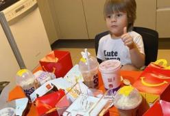 A 4 anni telefona a McDonald’s e ordina 65 euro di cibo
