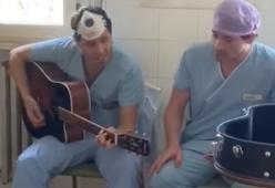 Due medici cantano “Creep” dei Radiohead in corsia e il video commuove il web