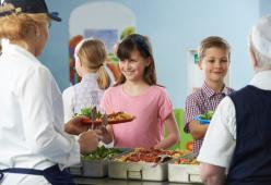 Insegnante fa causa alla scuola per il diritto al cibo vegano (e vince)