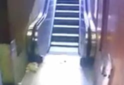 Donna defeca sulle scale mobili della metro a Milano: le telecamere riprendono tutto