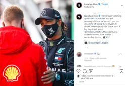 Mick Schumacher consegna il casco del padre a Hamilton (che ha eguagliato il suo record di vittorie)