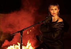Miley Cyrus canta "Wish you were here" dei Pink Floyd ed è imperdibile
