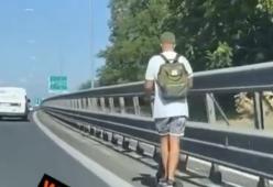 Va in monopattino sull'A24 con le macchine che gli sfrecciano accanto
