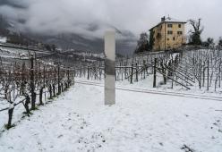 Il misterioso monolite spunta anche tra le vigne del Trentino
