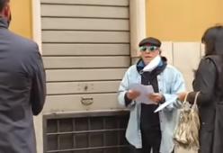 Enrico Montesano in piazza senza mascherina urla contro gli agenti di polizia