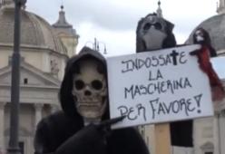 Vestito da Morte per le vie di Roma invita i cittadini a indossare la mascherina