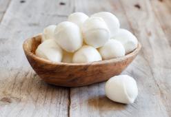 Aggredisce una dottoressa lanciandole le mozzarelle