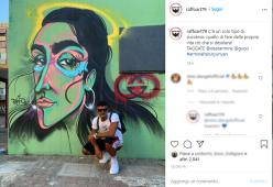 Il volto della modella di Gucci su un murale a Napoli: Armine ringrazia