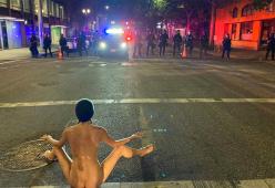 Nuda per protesta di fronte alla polizia negli USA: è stata soprannominata Naked Athena