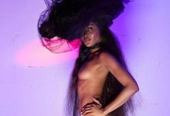 Naomi Campbell posa nuda per la nuova campagna di Vivienne Westwood