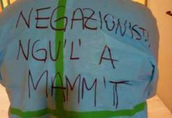 Medico in reparto con un messaggio "forte" per i negazionisti scritto sul camice