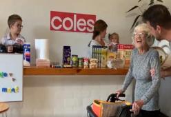 Coronavirus, famiglia allestisce supermercato in casa per la nonna affetta da Alzheimer