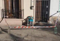 Nonna  delimita l'area davanti casa sua per prendere il sole in sicurezza