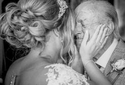 L'amore di un padre che accompagna la figlia all'altare in 6 commoventi foto