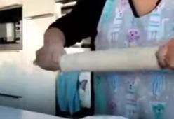 Voleva insegnare come si fa il pane al formaggio, ma il video-tutorial finisce male