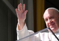 Gaffe clamorosa: l'account del Papa mette "like" al lato B di una modella