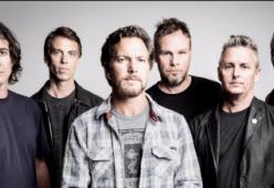 Eddie Vedder in duetto con la figlia sulle note di "Batman"
