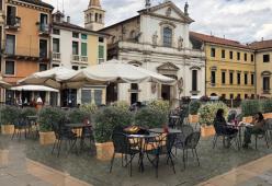 Siepi anti-Covid per evitare gli affollamenti: l'idea geniale di Vicenza