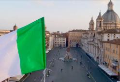 Giovane chitarrista romano suona Morricone in una Piazza Navona deserta: il video che emoziona