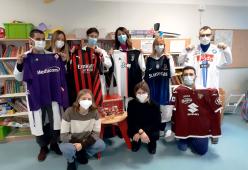 Le maglie dei calciatori di Serie A diventano camici per i bambini malati
