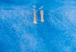 Bimba annega in piscina: i suoi cani hanno provato a salvarla