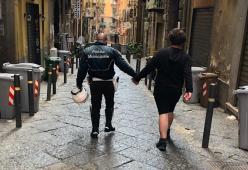 La foto del giorno: un Agente tiene per mano un ragazzo autistico che si era perso a Napoli
