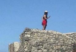 Sale sulle rovine di Pompei per farsi un selfie: rischia 1 anno di carcere