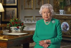 La Regina Elisabetta chiede ai dipendenti l'allontanamento dalle famiglie per sicurezza: molti si sarebbero lincenziati