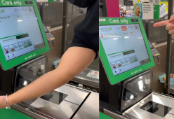 Si fa tatuare la carta fedeltà sul braccio per comodità
