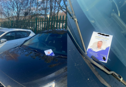 Stampa i suoi curriculum e li distribuisce nel parcheggio: assunto
